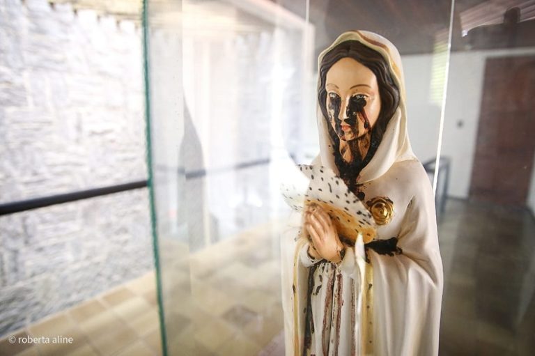 Imagem de Nossa Senhora chora sangue no Mosteiro da Rosa Mística em Teresina Imagem de Nossa Senhora chora sangue no Mosteiro da Rosa Mística em Teresina