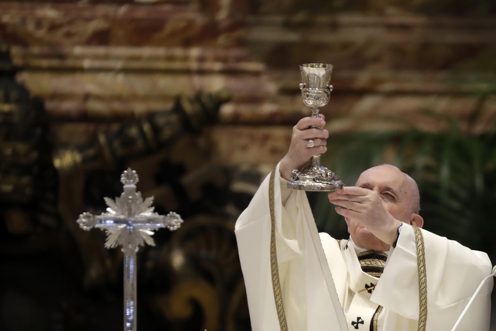 Papa Francisco usa vestes litúrgicas realizadas na Amazônia